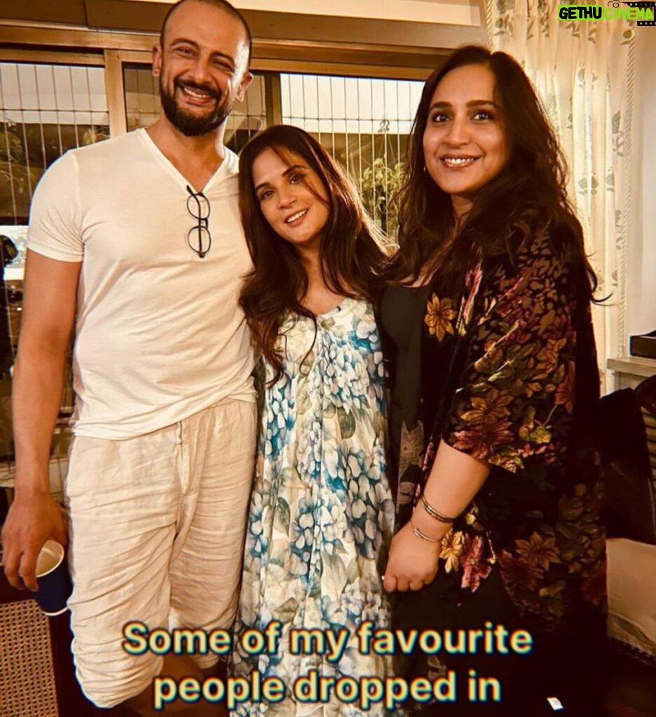 Richa Chadha Instagram - 🎂 post! It’s been a good year… we just had a small impromptu open house! A bit difficult to feel gratitude in your bones when the world is experiencing so much loss and craziness, but I guess now is the time to count blessings… Thank you for the most amazing time baby @alifazal9 ! Don’t know anyone else who can pull this off at such short notice! Thank you my dear friends, I feel so loved❣️❣️❣️✨🫶🏽thanks @smritikiran @sinbadphgura @mohitagarwal14 @nidhiwho for the photos! I didn’t take any… posting more on stories! 💥May the next year be better! Upwards and onwards! #happybirthdaytome #richachadha