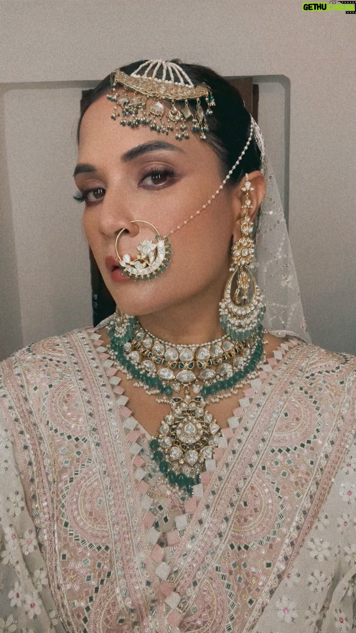 Richa Chadha Instagram - 🦢 ✨beauty throwback🤌🏽 #throwbackthursday #iliveinthepast
