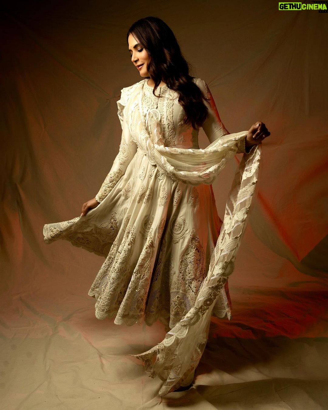 Richa Chadha Instagram - 🦢 I know, I know, the song suits the last image only, but I know it word for word and I love it! In @rimpleandharpreet for @sharminsegal’s reception last week… styled by @anishagandhi3 @rochelledsa , Hair Shefali, makeup @shaylinayak assisted by @vickyvandre , Jewels @khannajewellerskj , @amigos.rizwan … Photos by @harshphotography11 … ❣️🫶🏽💥