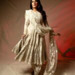 Richa Chadha Instagram - 🦢 I know, I know, the song suits the last image only, but I know it word for word and I love it! In @rimpleandharpreet for @sharminsegal’s reception last week… styled by @anishagandhi3 @rochelledsa , Hair Shefali, makeup @shaylinayak assisted by @vickyvandre , Jewels @khannajewellerskj , @amigos.rizwan … Photos by @harshphotography11 … ❣️🫶🏽💥