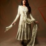 Richa Chadha Instagram - 🦢 I know, I know, the song suits the last image only, but I know it word for word and I love it! In @rimpleandharpreet for @sharminsegal’s reception last week… styled by @anishagandhi3 @rochelledsa , Hair Shefali, makeup @shaylinayak assisted by @vickyvandre , Jewels @khannajewellerskj , @amigos.rizwan … Photos by @harshphotography11 … ❣️🫶🏽💥