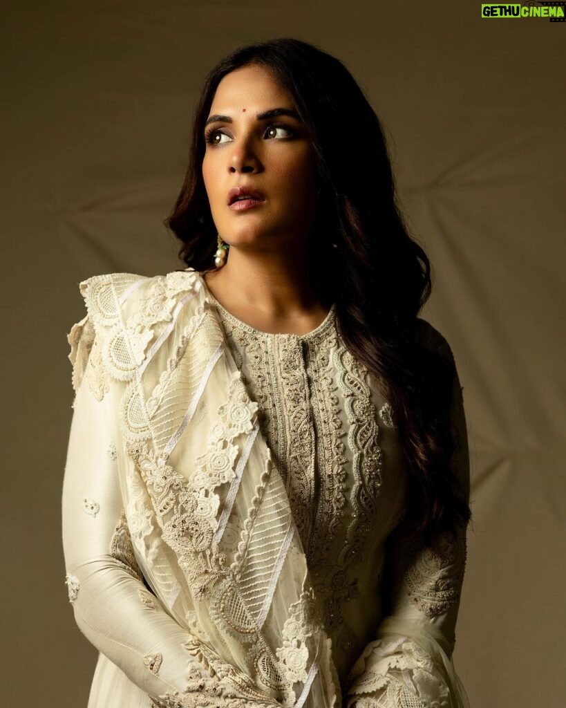 Richa Chadha Instagram - 🦢 I know, I know, the song suits the last image only, but I know it word for word and I love it! In @rimpleandharpreet for @sharminsegal’s reception last week… styled by @anishagandhi3 @rochelledsa , Hair Shefali, makeup @shaylinayak assisted by @vickyvandre , Jewels @khannajewellerskj , @amigos.rizwan … Photos by @harshphotography11 … ❣️🫶🏽💥