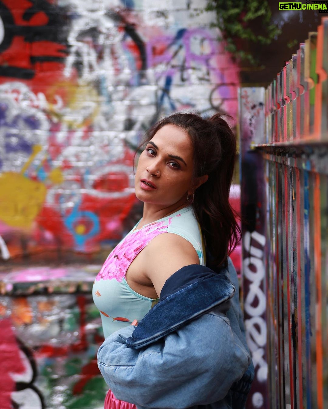Richa Chadha Instagram - Can’t travel till 2024 ugh, so reminiscing… the last photo has answers for human kind. This is a set of photos from a day about town (London)… they’re unedited by sir @harryrajput64 king of Chandigarh Mohali did u get the last one ?