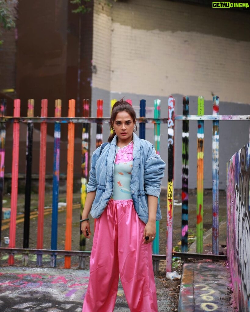 Richa Chadha Instagram - Can’t travel till 2024 ugh, so reminiscing… the last photo has answers for human kind. This is a set of photos from a day about town (London)… they’re unedited by sir @harryrajput64 king of Chandigarh Mohali did u get the last one ?