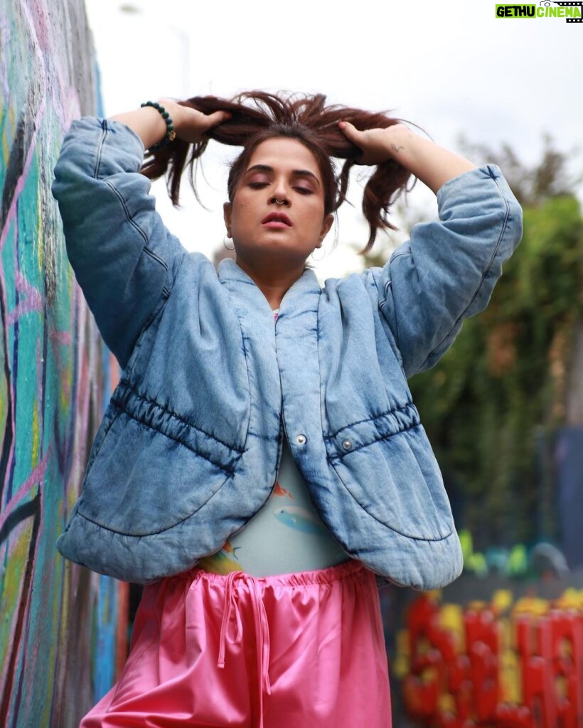 Richa Chadha Instagram - Can’t travel till 2024 ugh, so reminiscing… the last photo has answers for human kind. This is a set of photos from a day about town (London)… they’re unedited by sir @harryrajput64 king of Chandigarh Mohali did u get the last one ?