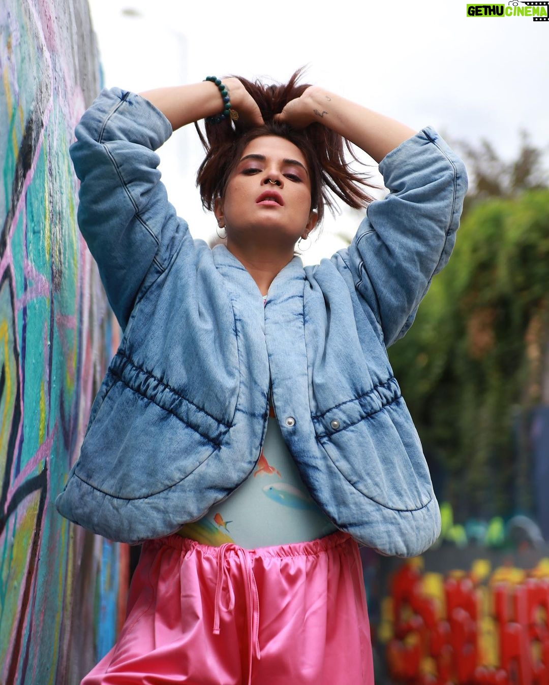 Richa Chadha Instagram - Can’t travel till 2024 ugh, so reminiscing… the last photo has answers for human kind. This is a set of photos from a day about town (London)… they’re unedited by sir @harryrajput64 king of Chandigarh Mohali did u get the last one ?