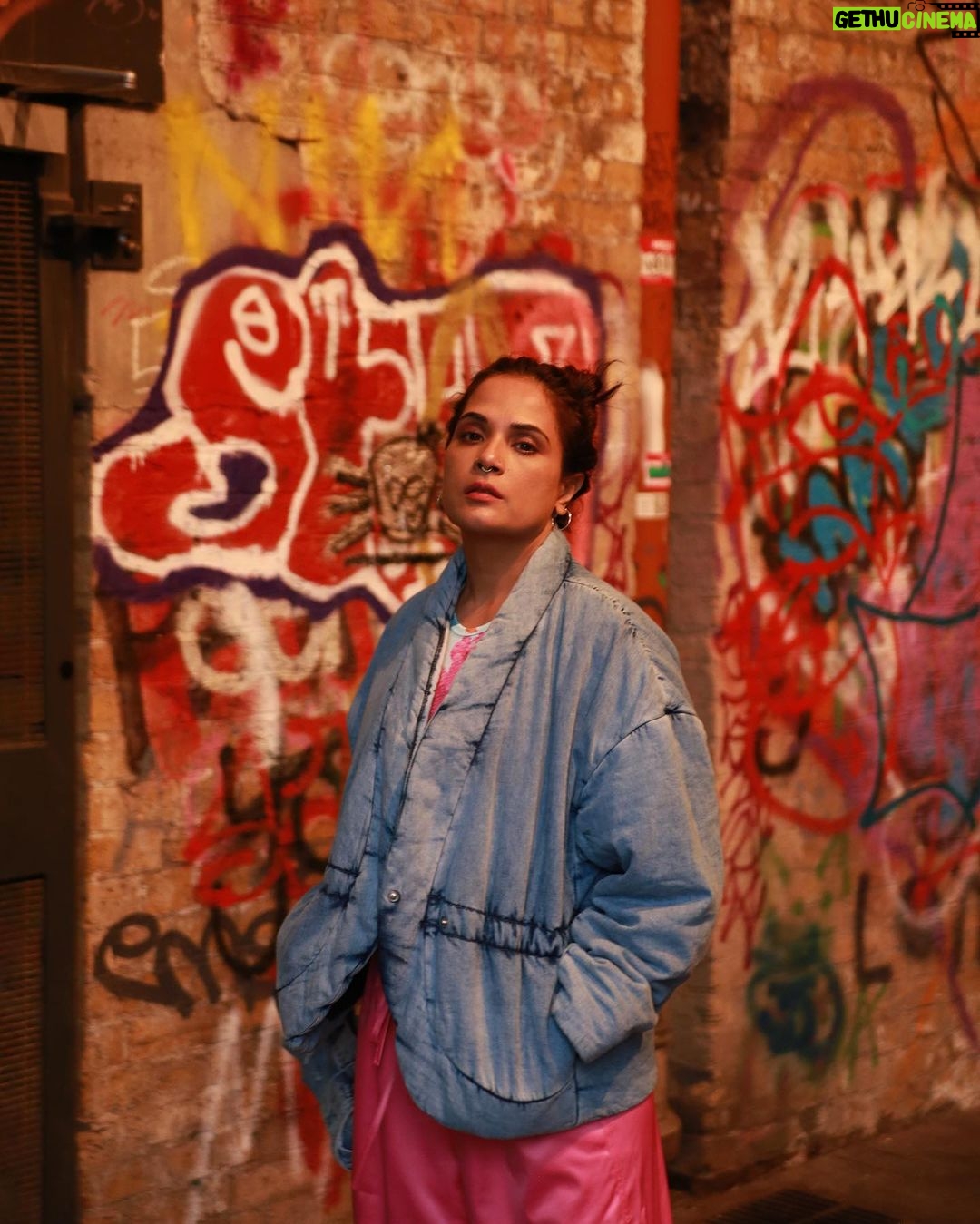 Richa Chadha Instagram - Can’t travel till 2024 ugh, so reminiscing… the last photo has answers for human kind. This is a set of photos from a day about town (London)… they’re unedited by sir @harryrajput64 king of Chandigarh Mohali did u get the last one ?