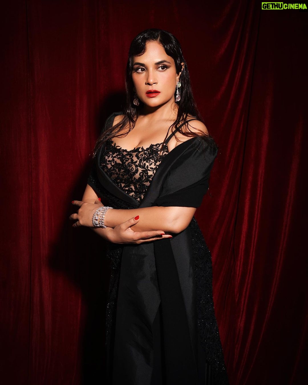 Richa Chadha Instagram - When you’re ‘Wednesday’ but on a Tuesday… 👗 @neeta_lulla 💎@h.ajoomal 👠 @sana.k.official Hair @ashisbogi 😁😄😄 📸 @visualaffairs_va Styled by @anishagandhi3 @rochelledsa Don’t touch my hair, cuz you can’t, cuz it greasy. Bye.