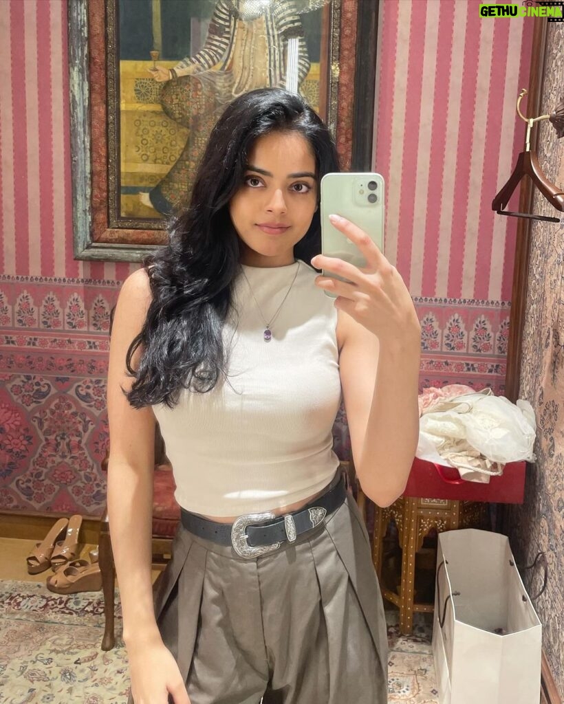 Riddhi Kumar Instagram - Does a mirror reflect yourself?