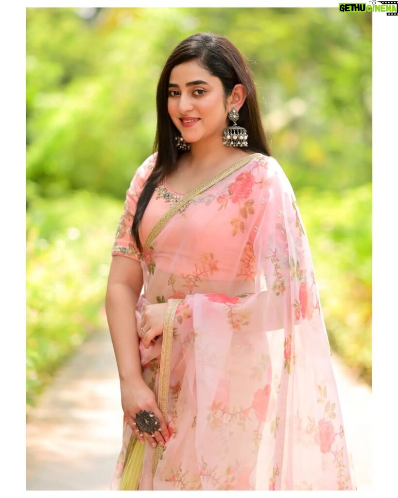 Ridhima Ghosh Instagram - Once you find happiness within, you'll find it everywhere. 💖 #happiness #pink #pinksaree #ethnicwear 📷: @sourav3934 @aimless_imran @anirbandas1622 Styled by: @tamashreeroy Makeup and hair: @mua_sayan @sunnyroyy_official