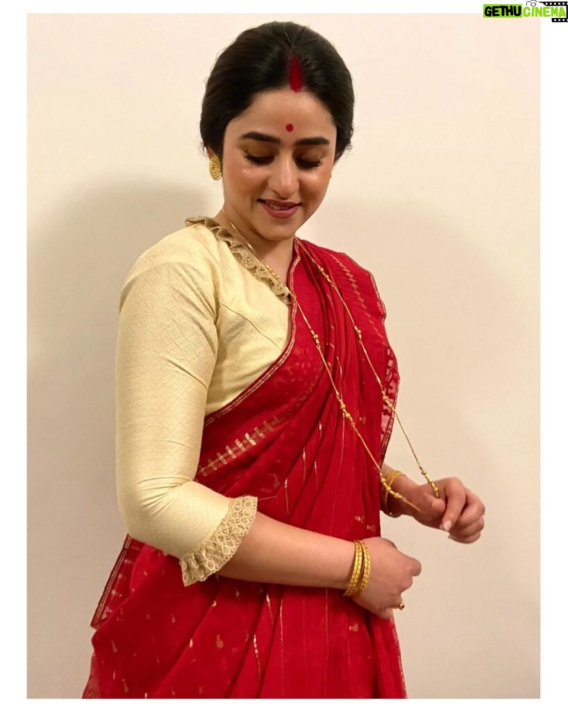 Ridhima Ghosh Instagram - "Happiness makes you glow better." ✨ Hair and make up - @nooralambabai Outfit courtesy - @nextiles_suchismita_ / @munni_suchismita