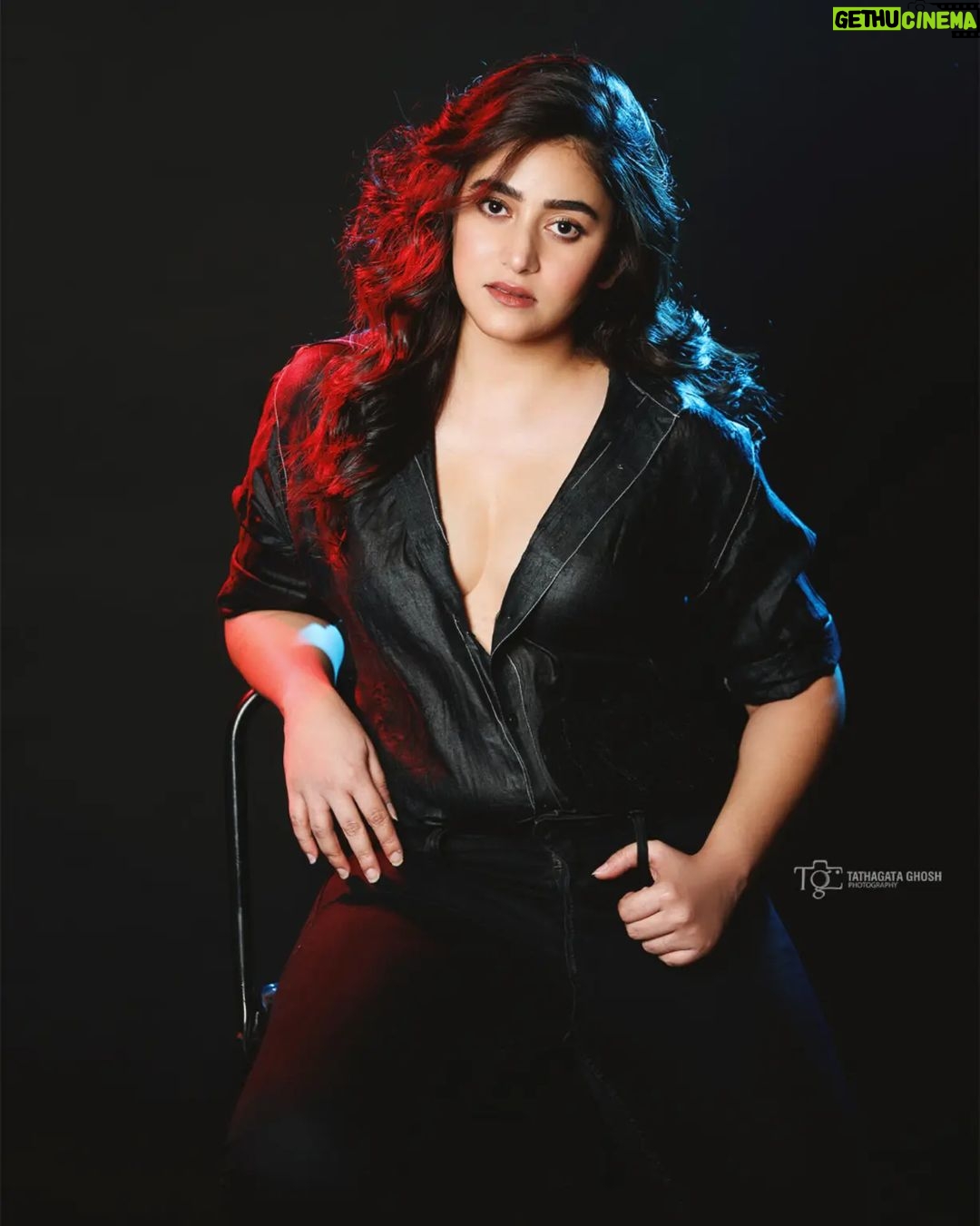 Ridhima Ghosh - 17K Likes - ✨ "Never dim the light that shines from within." ✨
Photograph: @tathagataghosh
Styling: @horeayan
Hair & Makeup: @sumitdas1095
#allblackoutfit #throwback