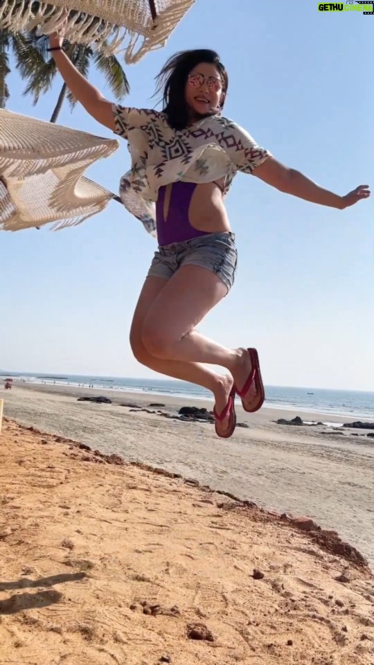 Ridhima Ghosh Instagram - Levitating with my favourite pose! 😄 #levitating #transitionreels #goadiaries #travelreels Video shot by: @gauravchakrabarty