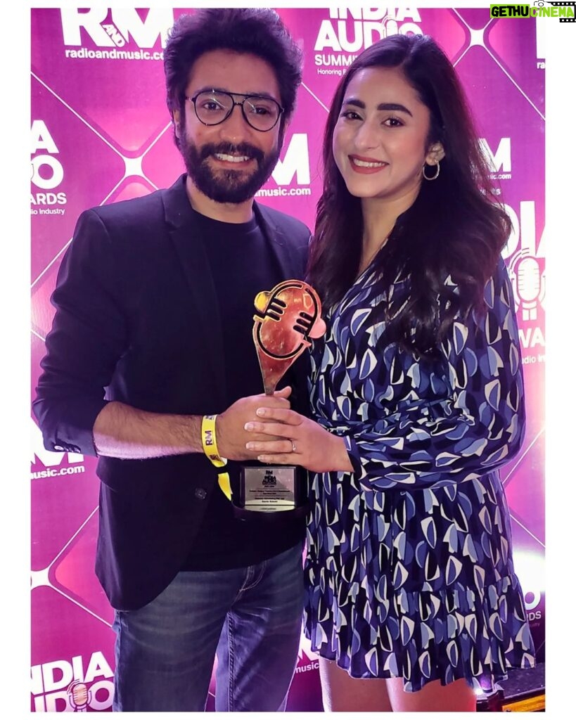Ridhima Ghosh Instagram - You did it! So so proud of you @gauravchakrabarty for bagging ‘The Best Show Host’ award at the India Audio Summit and Awards 2022! This is just the begining… Keep shining bright ⭐️ Congratulations to the entire team of #GauravBolchhi!! Looking forward to a new season. @spotifyindia @spotify @genesis.advertising @arrow_hit
