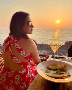 Ridhima Ghosh Instagram - “Every sunset is an opportunity to reset.”

#sunsets #sunsetphotography #throwback #Goa

📷: @gauravchakrabarty