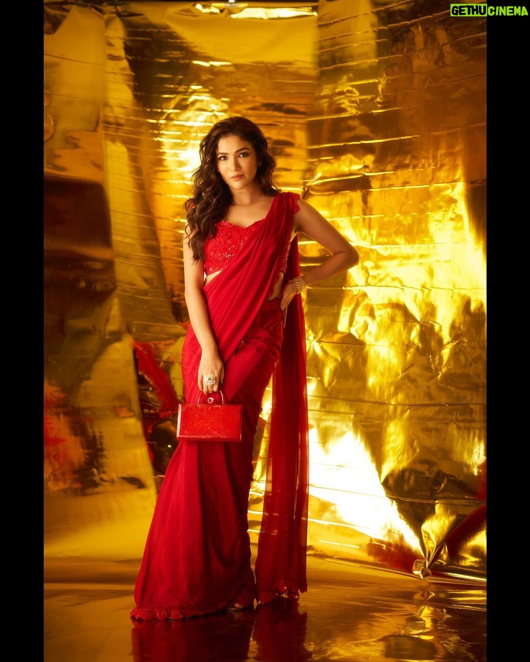 Ridhima Pandit Instagram - Out of captions 🙆🏻♀️💁🏻♀️ aap hi kuch batado 🤯😆 . . . . Outfit: @yeh_lehenga_nahi_mehenga Styled by @partho_ghoshal Jewels: @thehouseoframbhajos PR: @tamira.s Clutch: @oceana_clutches Makeup by: @sshurakhan Hair by: @anita_matkar Shot by: @rohnpingalay . . #reelswithridz #saree #love #indianattire #ootd #dhanteras