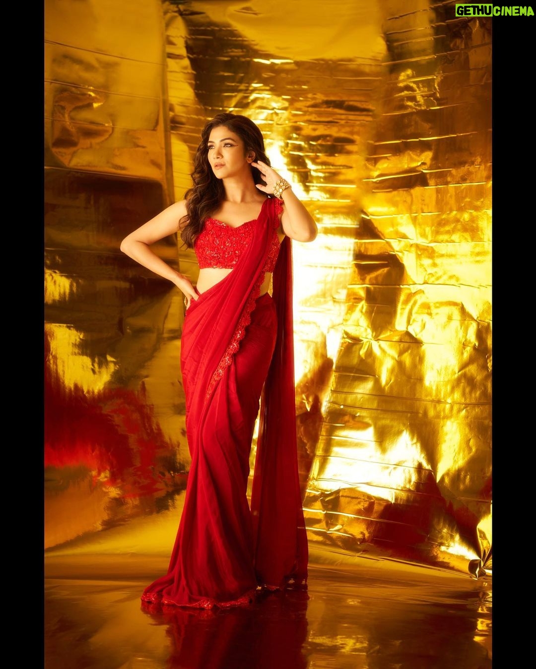 Ridhima Pandit Instagram - Out of captions 🙆🏻♀️💁🏻♀️ aap hi kuch batado 🤯😆 . . . . Outfit: @yeh_lehenga_nahi_mehenga Styled by @partho_ghoshal Jewels: @thehouseoframbhajos PR: @tamira.s Clutch: @oceana_clutches Makeup by: @sshurakhan Hair by: @anita_matkar Shot by: @rohnpingalay . . #reelswithridz #saree #love #indianattire #ootd #dhanteras
