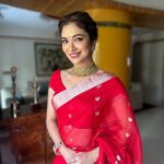 Ridhima Pandit Instagram – Shubh Navami.. this Navratri has been special for many reasons :) yesterday visiting Maa’s pandal and seeking her blessings was the absolute best 😌🙏.. Had kept this saree by @mintnoranges for a special occasion. Yesterday was just perfect 😇 adorned the look by my Mothers Temple jewelry 😌.. #indian #traditions #navratri #duggadugga #sareelover #templejewellery