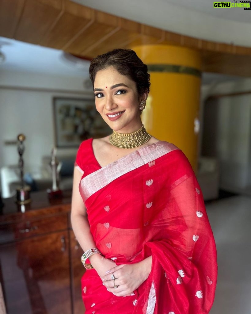 Ridhima Pandit Instagram - Shubh Navami.. this Navratri has been special for many reasons :) yesterday visiting Maa’s pandal and seeking her blessings was the absolute best 😌🙏.. Had kept this saree by @mintnoranges for a special occasion. Yesterday was just perfect 😇 adorned the look by my Mothers Temple jewelry 😌.. #indian #traditions #navratri #duggadugga #sareelover #templejewellery