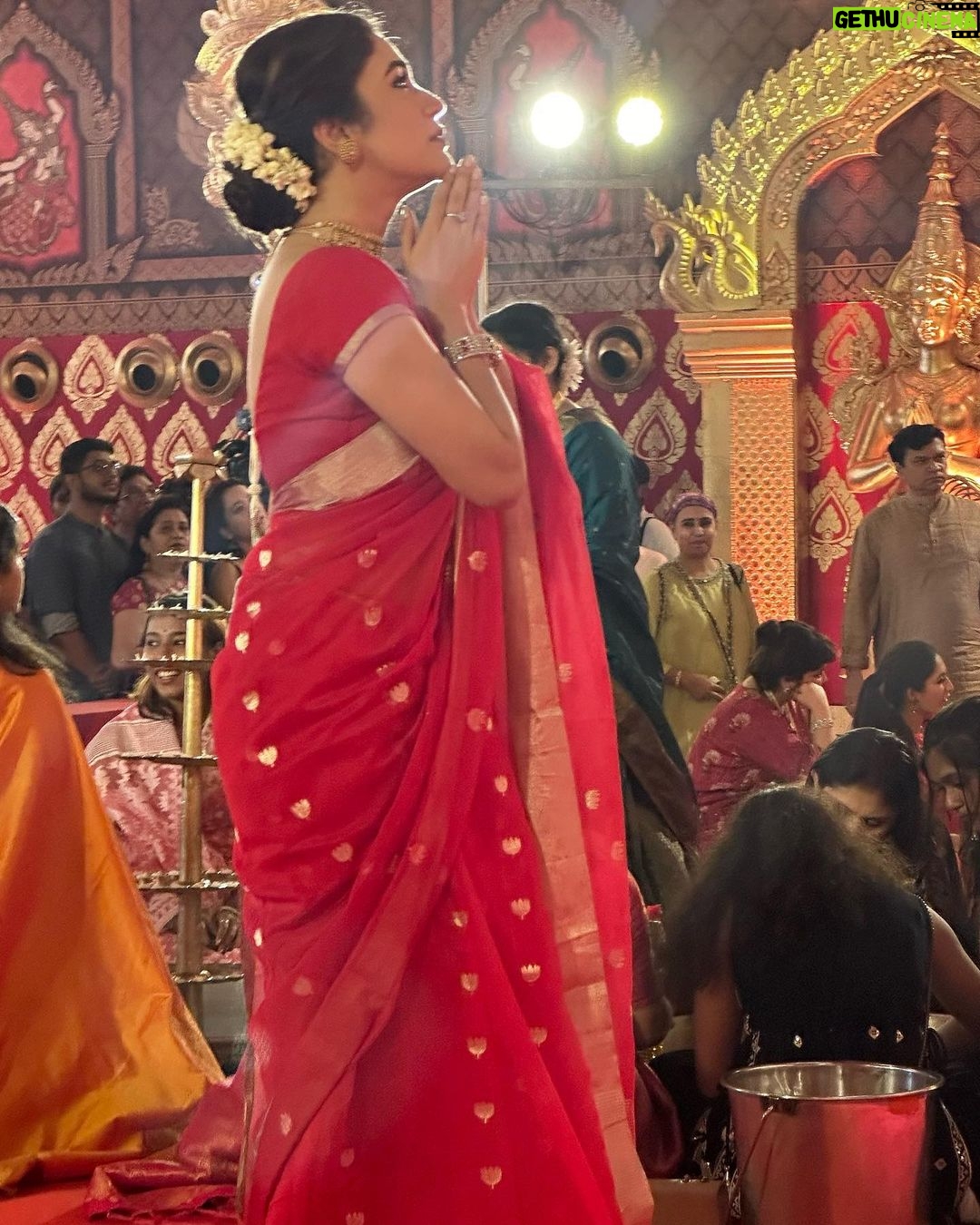 Ridhima Pandit Instagram - Shubh Navami.. this Navratri has been special for many reasons :) yesterday visiting Maa’s pandal and seeking her blessings was the absolute best 😌🙏.. Had kept this saree by @mintnoranges for a special occasion. Yesterday was just perfect 😇 adorned the look by my Mothers Temple jewelry 😌.. #indian #traditions #navratri #duggadugga #sareelover #templejewellery