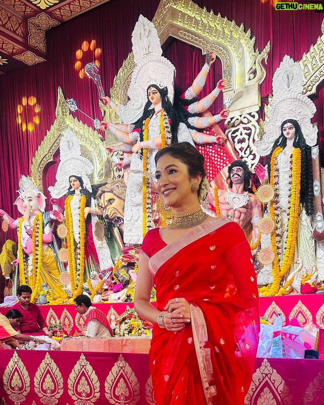 Ridhima Pandit Instagram - Shubh Navami.. this Navratri has been special for many reasons :) yesterday visiting Maa’s pandal and seeking her blessings was the absolute best 😌🙏.. Had kept this saree by @mintnoranges for a special occasion. Yesterday was just perfect 😇 adorned the look by my Mothers Temple jewelry 😌.. #indian #traditions #navratri #duggadugga #sareelover #templejewellery