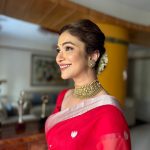 Ridhima Pandit Instagram – Shubh Navami.. this Navratri has been special for many reasons :) yesterday visiting Maa’s pandal and seeking her blessings was the absolute best 😌🙏.. Had kept this saree by @mintnoranges for a special occasion. Yesterday was just perfect 😇 adorned the look by my Mothers Temple jewelry 😌.. #indian #traditions #navratri #duggadugga #sareelover #templejewellery