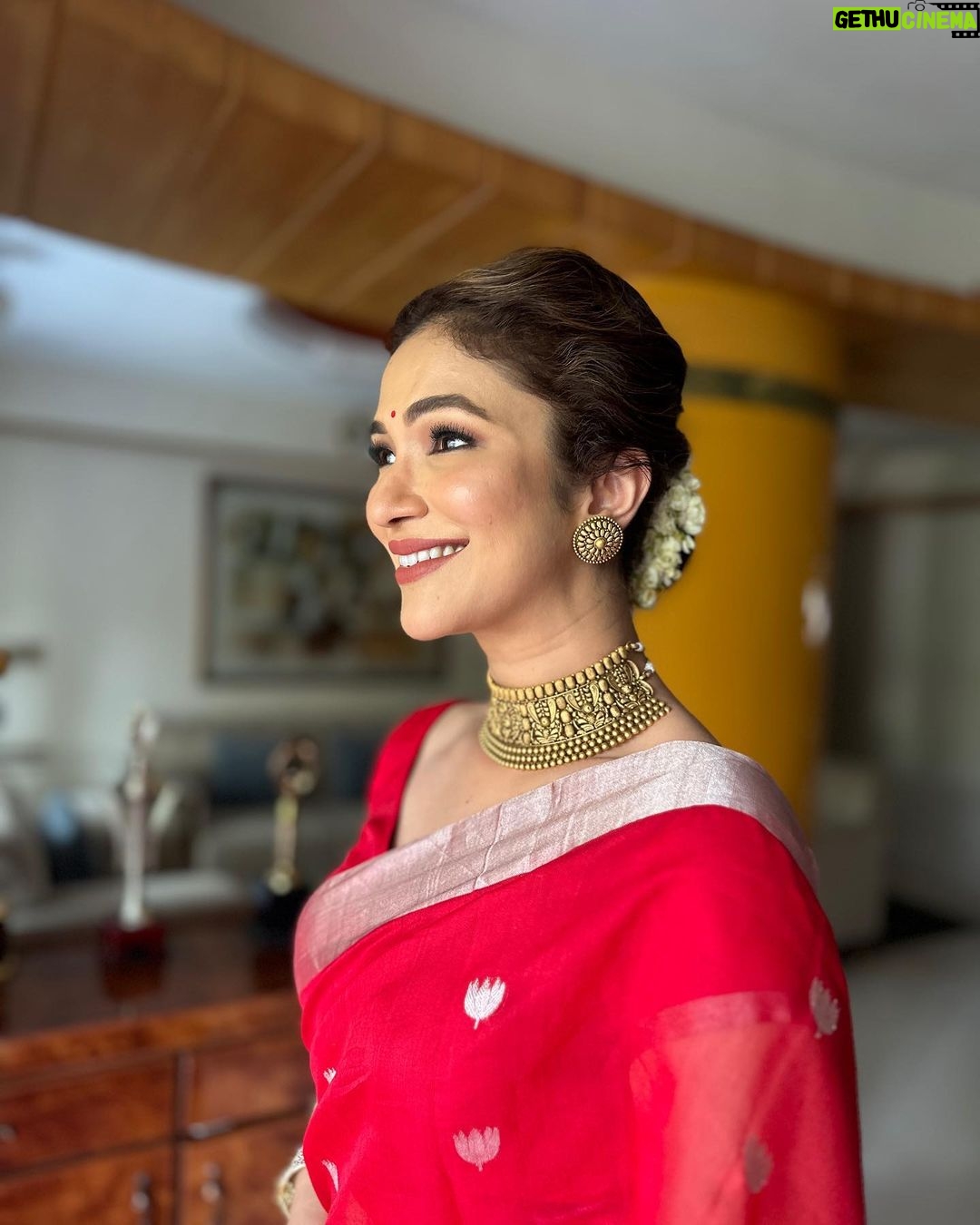 Ridhima Pandit Instagram - Shubh Navami.. this Navratri has been special for many reasons :) yesterday visiting Maa’s pandal and seeking her blessings was the absolute best 😌🙏.. Had kept this saree by @mintnoranges for a special occasion. Yesterday was just perfect 😇 adorned the look by my Mothers Temple jewelry 😌.. #indian #traditions #navratri #duggadugga #sareelover #templejewellery