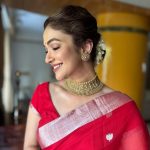 Ridhima Pandit Instagram – Shubh Navami.. this Navratri has been special for many reasons :) yesterday visiting Maa’s pandal and seeking her blessings was the absolute best 😌🙏.. Had kept this saree by @mintnoranges for a special occasion. Yesterday was just perfect 😇 adorned the look by my Mothers Temple jewelry 😌.. #indian #traditions #navratri #duggadugga #sareelover #templejewellery