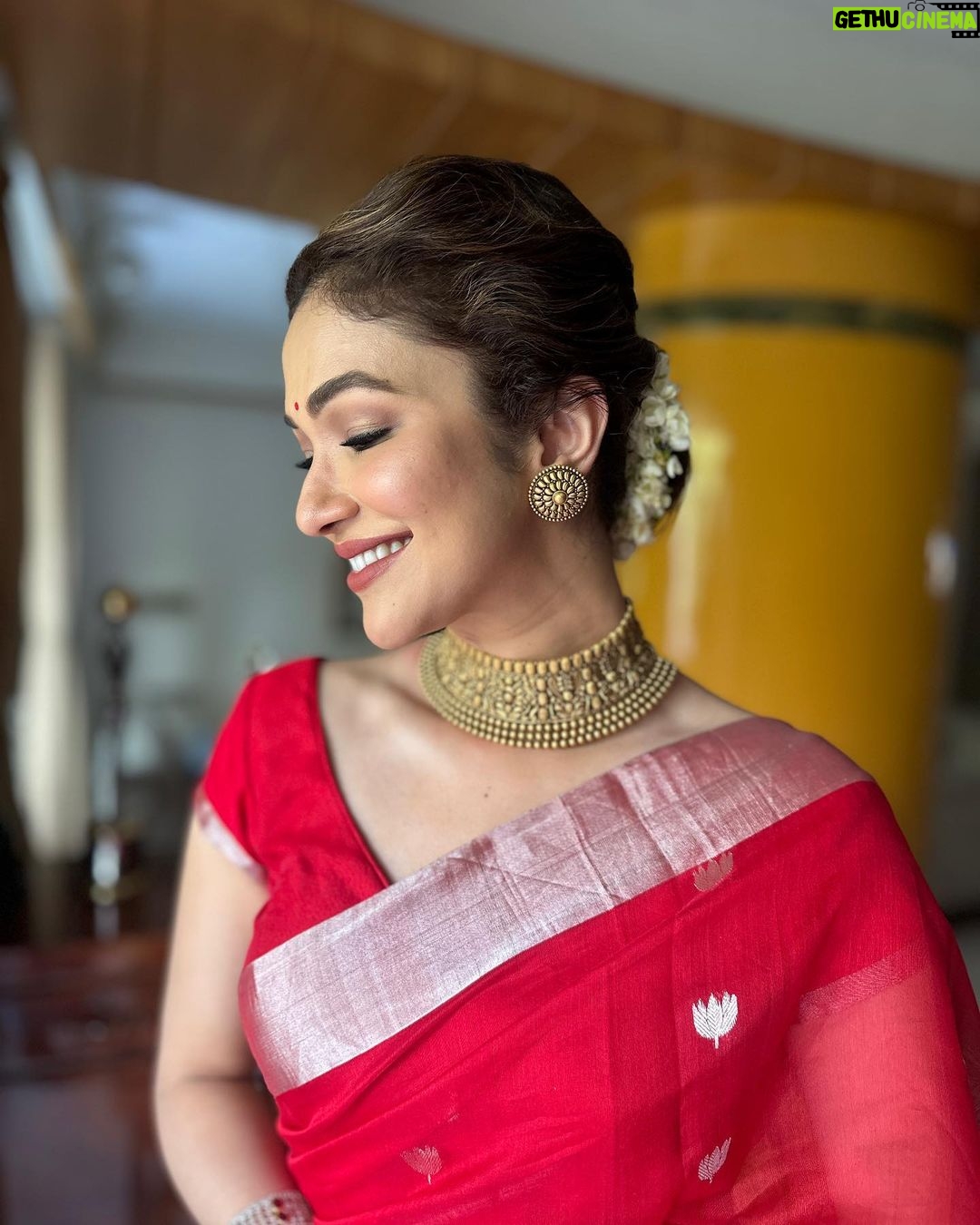 Ridhima Pandit Instagram - Shubh Navami.. this Navratri has been special for many reasons :) yesterday visiting Maa’s pandal and seeking her blessings was the absolute best 😌🙏.. Had kept this saree by @mintnoranges for a special occasion. Yesterday was just perfect 😇 adorned the look by my Mothers Temple jewelry 😌.. #indian #traditions #navratri #duggadugga #sareelover #templejewellery