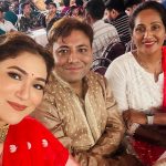Ridhima Pandit Instagram – Shubh Navami.. this Navratri has been special for many reasons :) yesterday visiting Maa’s pandal and seeking her blessings was the absolute best 😌🙏.. Had kept this saree by @mintnoranges for a special occasion. Yesterday was just perfect 😇 adorned the look by my Mothers Temple jewelry 😌.. #indian #traditions #navratri #duggadugga #sareelover #templejewellery