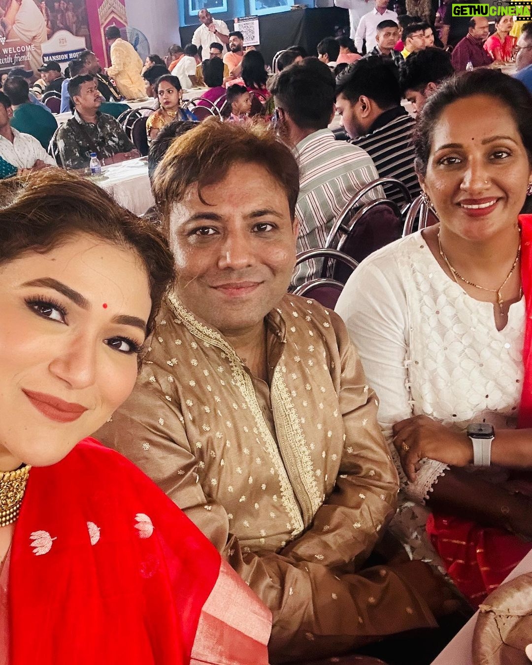 Ridhima Pandit Instagram - Shubh Navami.. this Navratri has been special for many reasons :) yesterday visiting Maa’s pandal and seeking her blessings was the absolute best 😌🙏.. Had kept this saree by @mintnoranges for a special occasion. Yesterday was just perfect 😇 adorned the look by my Mothers Temple jewelry 😌.. #indian #traditions #navratri #duggadugga #sareelover #templejewellery
