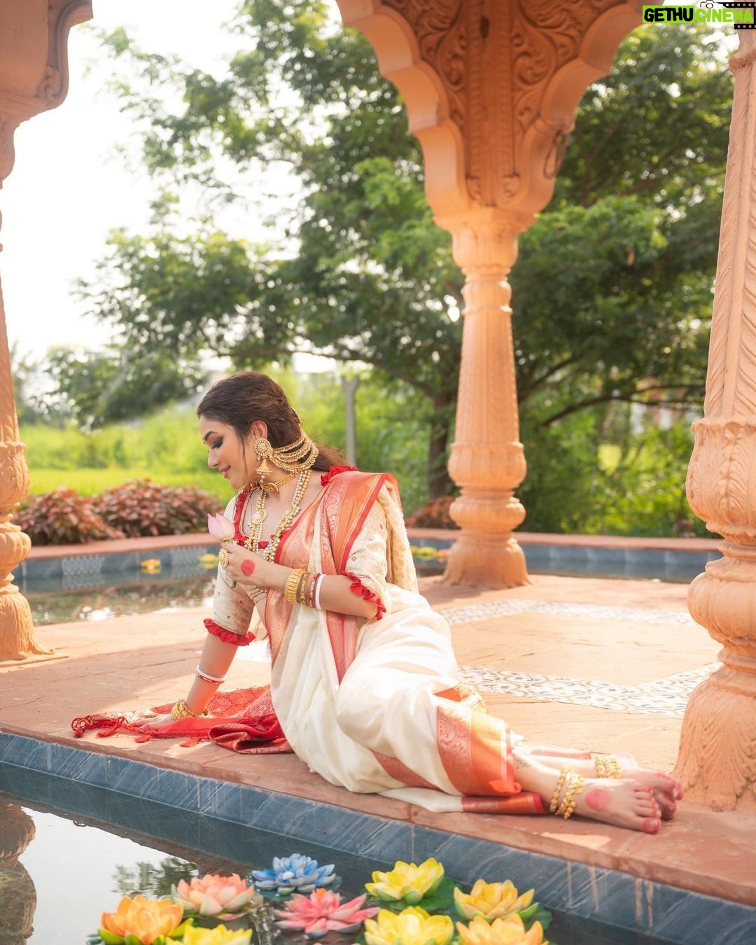 Ridhima Pandit Instagram - Hey Siri play “ _____” Tell me in the comment section What song comes to your mind 💁🏻♀️ after taking a look at these gorgeous images shot by @deepak_das_photography बताइयें कौनसा गाना आपके ज़हन मैं आता है यह लुक देखने के बाद? 😃 . . . . Concept, Costume & Styling by: @partho_ghoshal Makeup by : @thekhushfactor Hair by : @sunnyroyy_official Jewellery: @surajbridal 📍: @honeybookstudios 📸: @deepak_das_photography . . . . . #traditional #bengali #ridhimapandit #kolkata