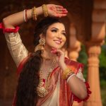 Ridhima Pandit Instagram - Hey Siri play “ _____” Tell me in the comment section What song comes to your mind 💁🏻‍♀️ after taking a look at these gorgeous images shot by @deepak_das_photography बताइयें कौनसा गाना आपके ज़हन मैं आता है यह लुक देखने के बाद? 😃 . . . . Concept, Costume & Styling by: @partho_ghoshal Makeup by : @thekhushfactor Hair by : @sunnyroyy_official Jewellery: @surajbridal 📍: @honeybookstudios 📸: @deepak_das_photography . . . . . #traditional #bengali #ridhimapandit #kolkata