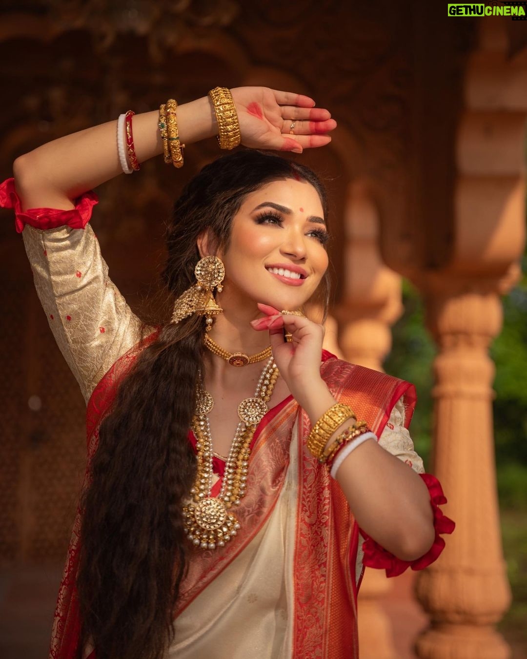 Ridhima Pandit Instagram - Hey Siri play “ _____” Tell me in the comment section What song comes to your mind 💁🏻♀️ after taking a look at these gorgeous images shot by @deepak_das_photography बताइयें कौनसा गाना आपके ज़हन मैं आता है यह लुक देखने के बाद? 😃 . . . . Concept, Costume & Styling by: @partho_ghoshal Makeup by : @thekhushfactor Hair by : @sunnyroyy_official Jewellery: @surajbridal 📍: @honeybookstudios 📸: @deepak_das_photography . . . . . #traditional #bengali #ridhimapandit #kolkata