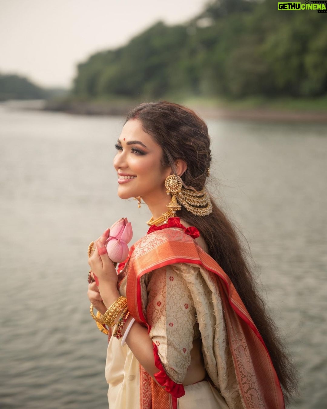 Ridhima Pandit Instagram - Hey Siri play “ _____” Tell me in the comment section What song comes to your mind 💁🏻♀️ after taking a look at these gorgeous images shot by @deepak_das_photography बताइयें कौनसा गाना आपके ज़हन मैं आता है यह लुक देखने के बाद? 😃 . . . . Concept, Costume & Styling by: @partho_ghoshal Makeup by : @thekhushfactor Hair by : @sunnyroyy_official Jewellery: @surajbridal 📍: @honeybookstudios 📸: @deepak_das_photography . . . . . #traditional #bengali #ridhimapandit #kolkata