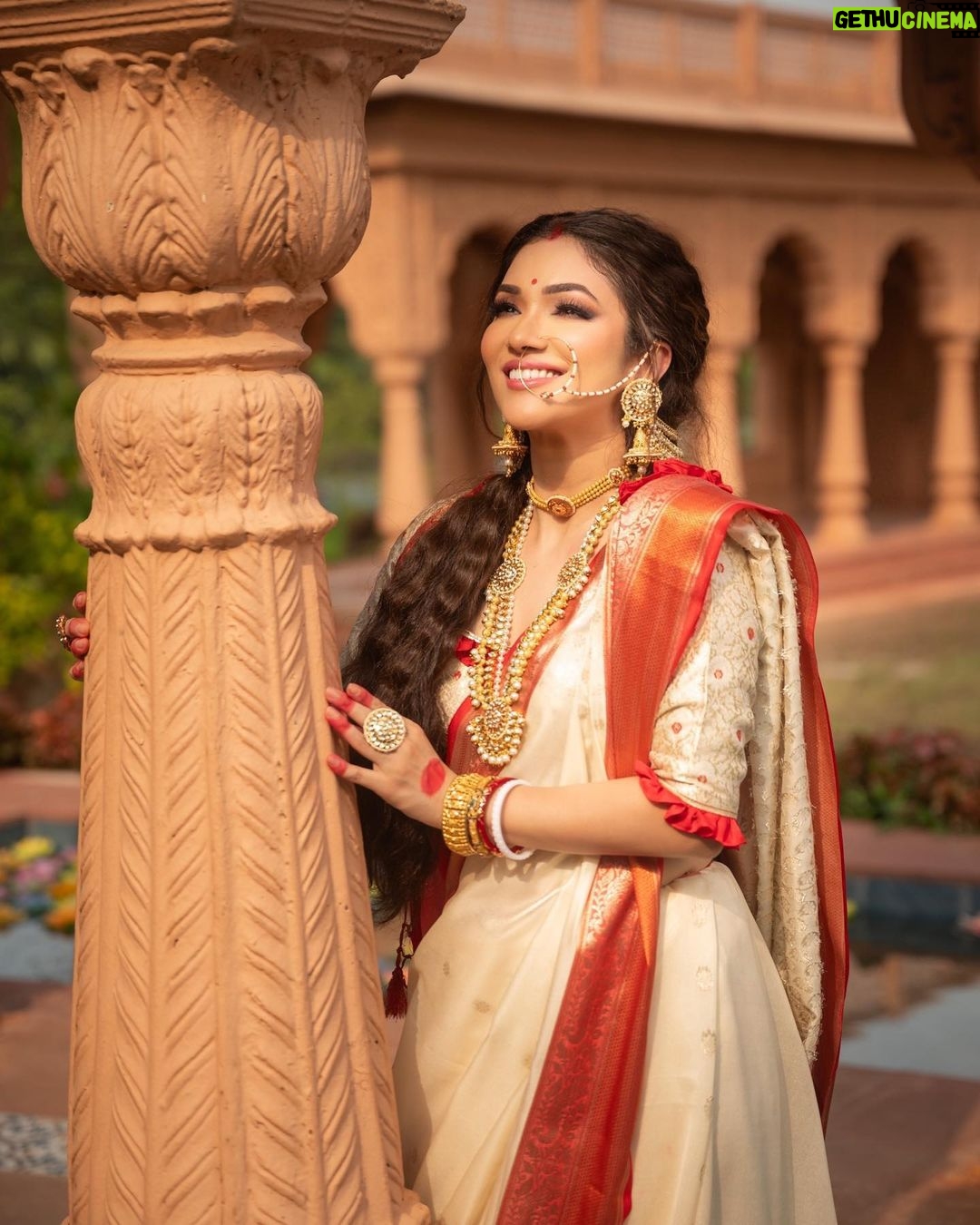 Ridhima Pandit Instagram - Hey Siri play “ _____” Tell me in the comment section What song comes to your mind 💁🏻♀️ after taking a look at these gorgeous images shot by @deepak_das_photography बताइयें कौनसा गाना आपके ज़हन मैं आता है यह लुक देखने के बाद? 😃 . . . . Concept, Costume & Styling by: @partho_ghoshal Makeup by : @thekhushfactor Hair by : @sunnyroyy_official Jewellery: @surajbridal 📍: @honeybookstudios 📸: @deepak_das_photography . . . . . #traditional #bengali #ridhimapandit #kolkata