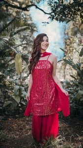 Ridhima Pandit Instagram - Yeh trend toh banta hai ya A proud “Gujju” girl…Haas toh vadi 🤩😁💁🏻‍♀️ . . . Outfit 1 @leaclothingco Outfit 2 @aksbynidhi PR @dinky_nirh Location @honeybookstudios 📸 @deepak_das_photography 👗 @partho_ghoshal 💄@thekhushfactor 💇🏻‍♀️ @sunnyroyy_official . . . #khalaasi #gujju #trending #reelswithridz