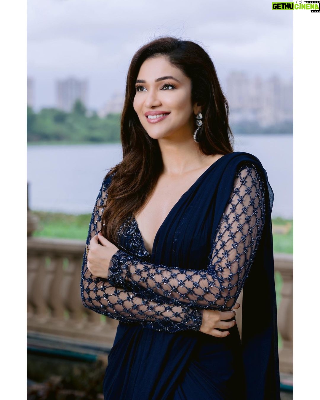 Ridhima Pandit Instagram - 🦋🦋🦋 Shoot Concept & Creative Direction: @thebridesofindia @mansidhanak Hair by: @sangeetahairartist Makeup by: @kapilbhalla_makeup Makeup products: @Nourrbymallikabhat On set styling: @stylebysugandhasood Location: @westinmumbaipowai Outfit: @premyabymanishii Jewellery: @rimayuO7 Production: @mansidhanak @vinavb @mehtaakshit @revurgeofficial Photography by: @seventybytwo