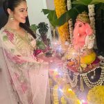 Ridhima Pandit Instagram - विघ्नहर्ता देवा श्री गणेशा 🥰❤️✨🫶🏻 wishing everyone a very Happy Ganesh Chaturthi wearing this gorgeous outfit by @lapink_by_knareshkumar PR by @sonyashaikh #ganeshchaturthi #indianfestival #ganpatibappamorya Mumbai, Maharashtra