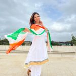Ridhima Pandit Instagram - Saluting the spirit of freedom and unity on this joyous Indian Independence Day 🇮🇳✨ #IndependenceDay #JaiHind #harghartiranga #proudindian wearing @threadnbutton X @digitallydiksha Mumbai - मुंबई
