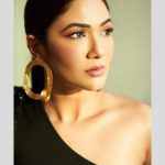 Ridhima Pandit Instagram - 🎬🖤✔️ . . . . Glam Team ✨✨ Shot by- @pradhumna.sharma Makeup- @meenalvidhani Hair- @makeupdiarybyrk Styled by: @_anushkapuri_ Outfit- @deepikaroralabel Accessories- @anaqajewels Assisted by-@stylebygull