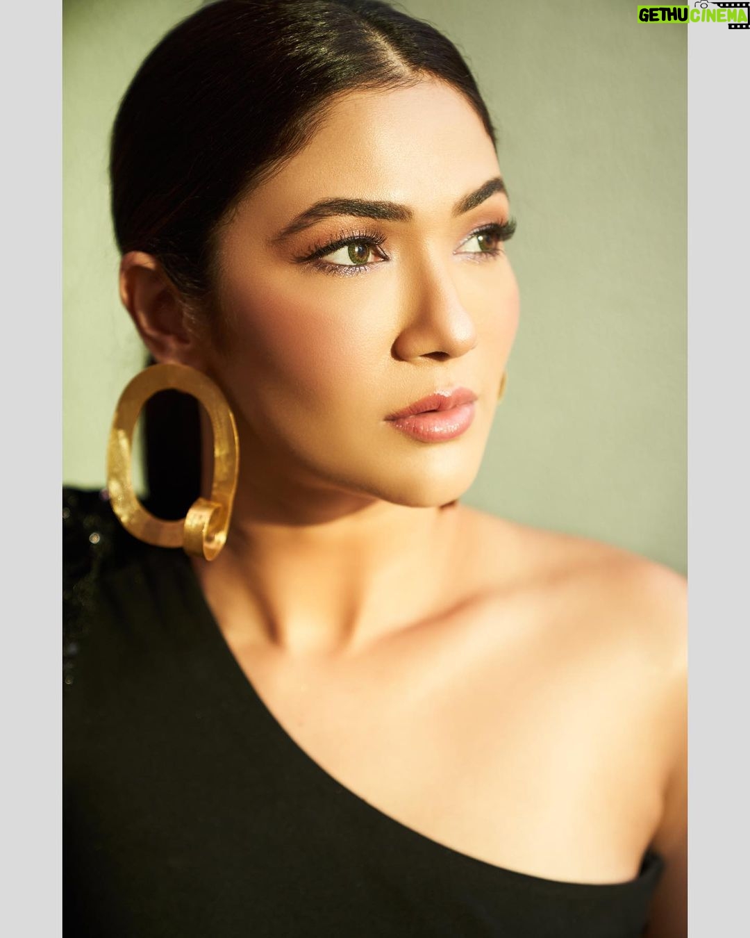 Ridhima Pandit Instagram - π¬π€βοΈ . . . . Glam Team β¨β¨ Shot by- @pradhumna.sharma Makeup- @meenalvidhani Hair- @makeupdiarybyrk Styled by: @_anushkapuri_ Outfit- @deepikaroralabel Accessories- @anaqajewels Assisted by-@stylebygull