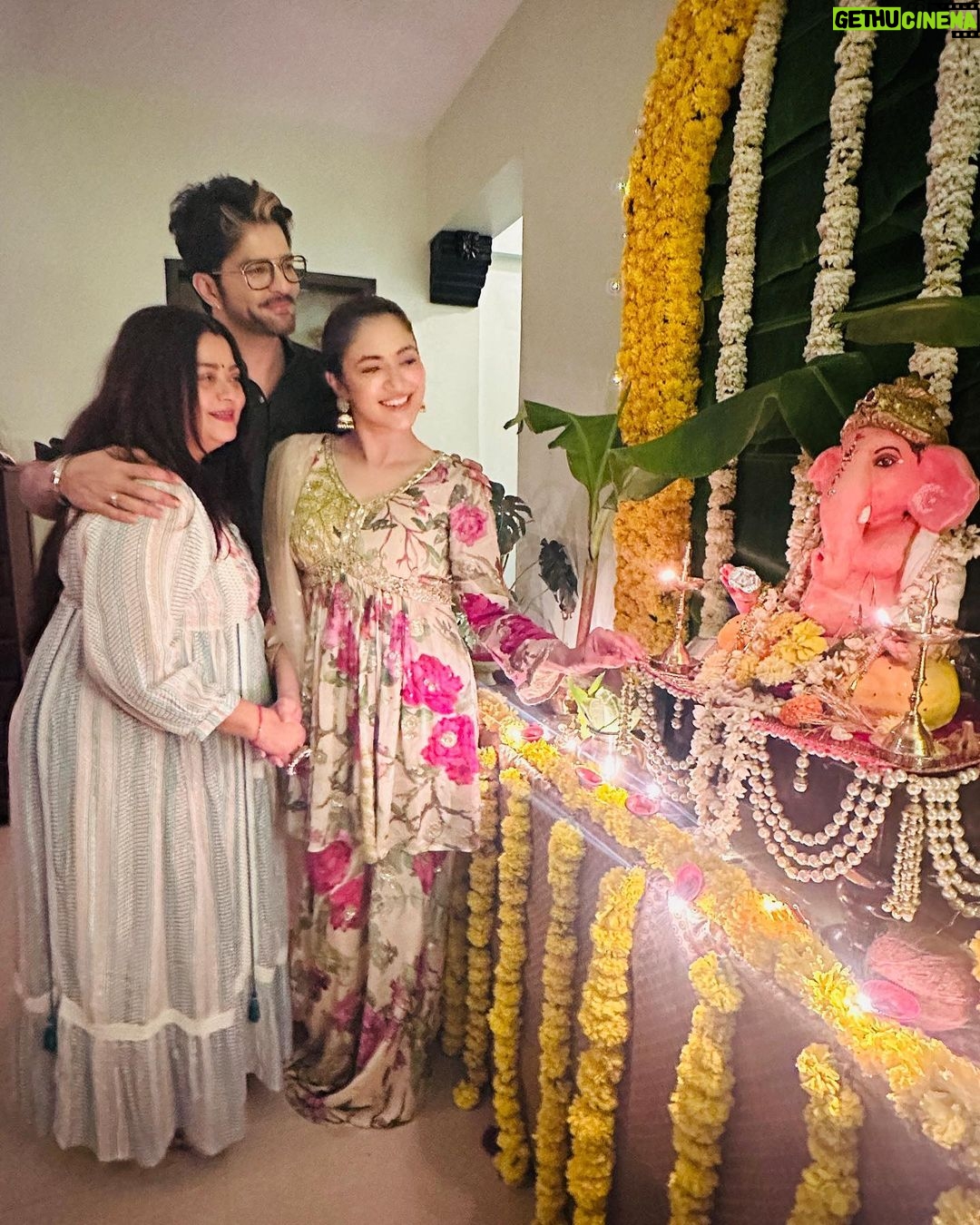 Ridhima Pandit Instagram - विघ्नहर्ता देवा श्री गणेशा 🥰❤️✨🫶🏻 wishing everyone a very Happy Ganesh Chaturthi wearing this gorgeous outfit by @lapink_by_knareshkumar PR by @sonyashaikh #ganeshchaturthi #indianfestival #ganpatibappamorya Mumbai, Maharashtra