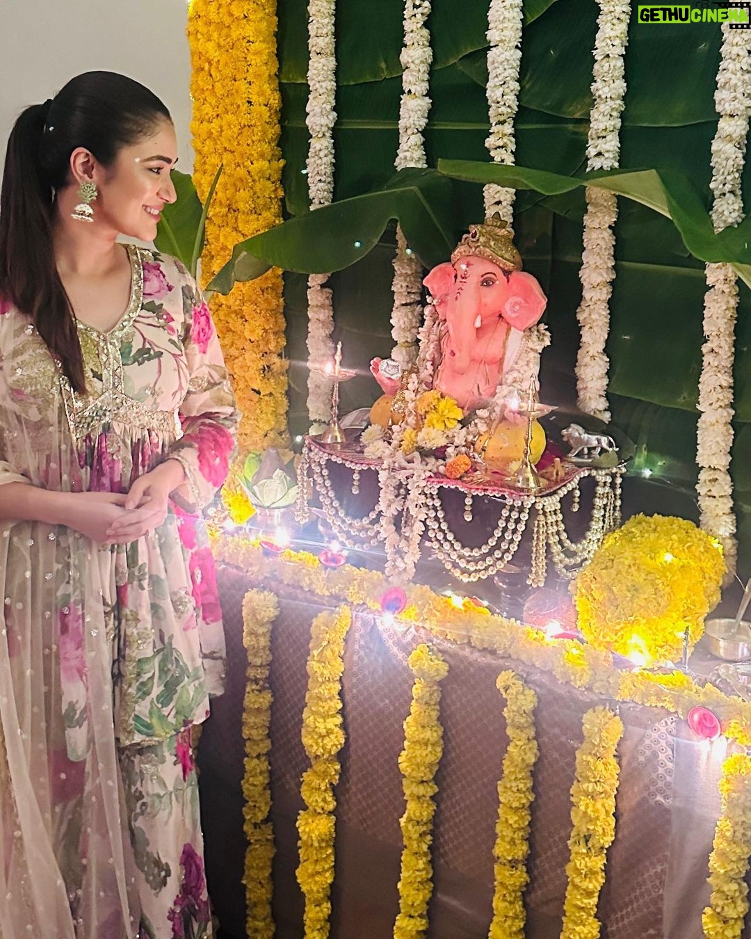 Ridhima Pandit Instagram - विघ्नहर्ता देवा श्री गणेशा 🥰❤️✨🫶🏻 wishing everyone a very Happy Ganesh Chaturthi wearing this gorgeous outfit by @lapink_by_knareshkumar PR by @sonyashaikh #ganeshchaturthi #indianfestival #ganpatibappamorya Mumbai, Maharashtra