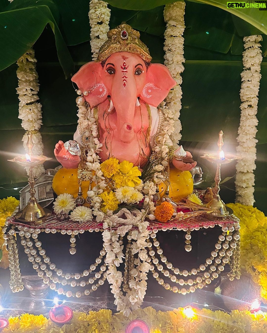 Ridhima Pandit Instagram - विघ्नहर्ता देवा श्री गणेशा 🥰❤️✨🫶🏻 wishing everyone a very Happy Ganesh Chaturthi wearing this gorgeous outfit by @lapink_by_knareshkumar PR by @sonyashaikh #ganeshchaturthi #indianfestival #ganpatibappamorya Mumbai, Maharashtra