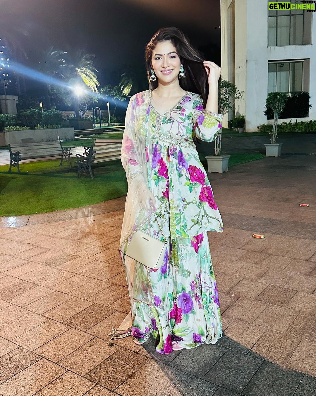 Ridhima Pandit Instagram - विघ्नहर्ता देवा श्री गणेशा 🥰❤️✨🫶🏻 wishing everyone a very Happy Ganesh Chaturthi wearing this gorgeous outfit by @lapink_by_knareshkumar PR by @sonyashaikh #ganeshchaturthi #indianfestival #ganpatibappamorya Mumbai, Maharashtra