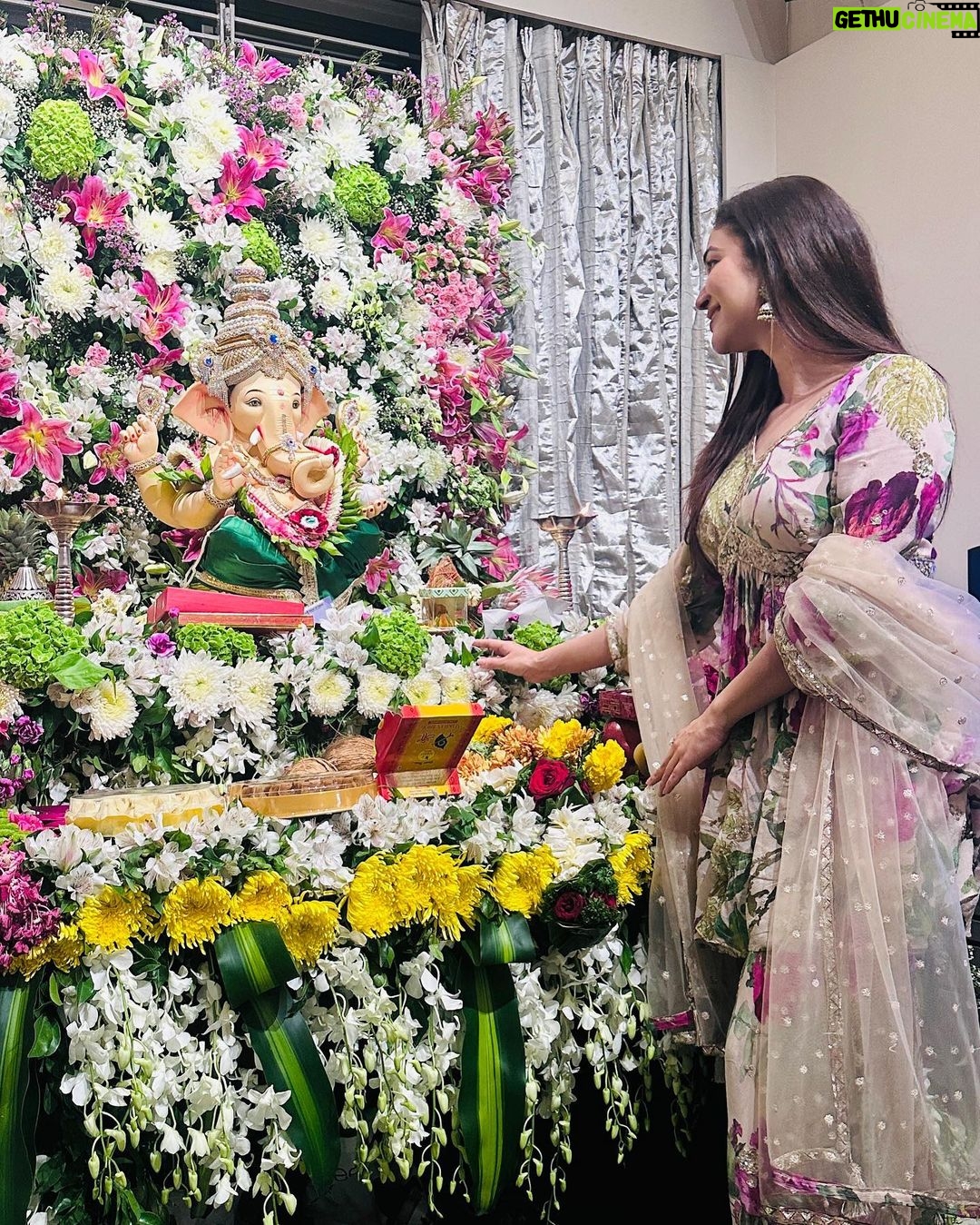 Ridhima Pandit Instagram - विघ्नहर्ता देवा श्री गणेशा 🥰❤️✨🫶🏻 wishing everyone a very Happy Ganesh Chaturthi wearing this gorgeous outfit by @lapink_by_knareshkumar PR by @sonyashaikh #ganeshchaturthi #indianfestival #ganpatibappamorya Mumbai, Maharashtra
