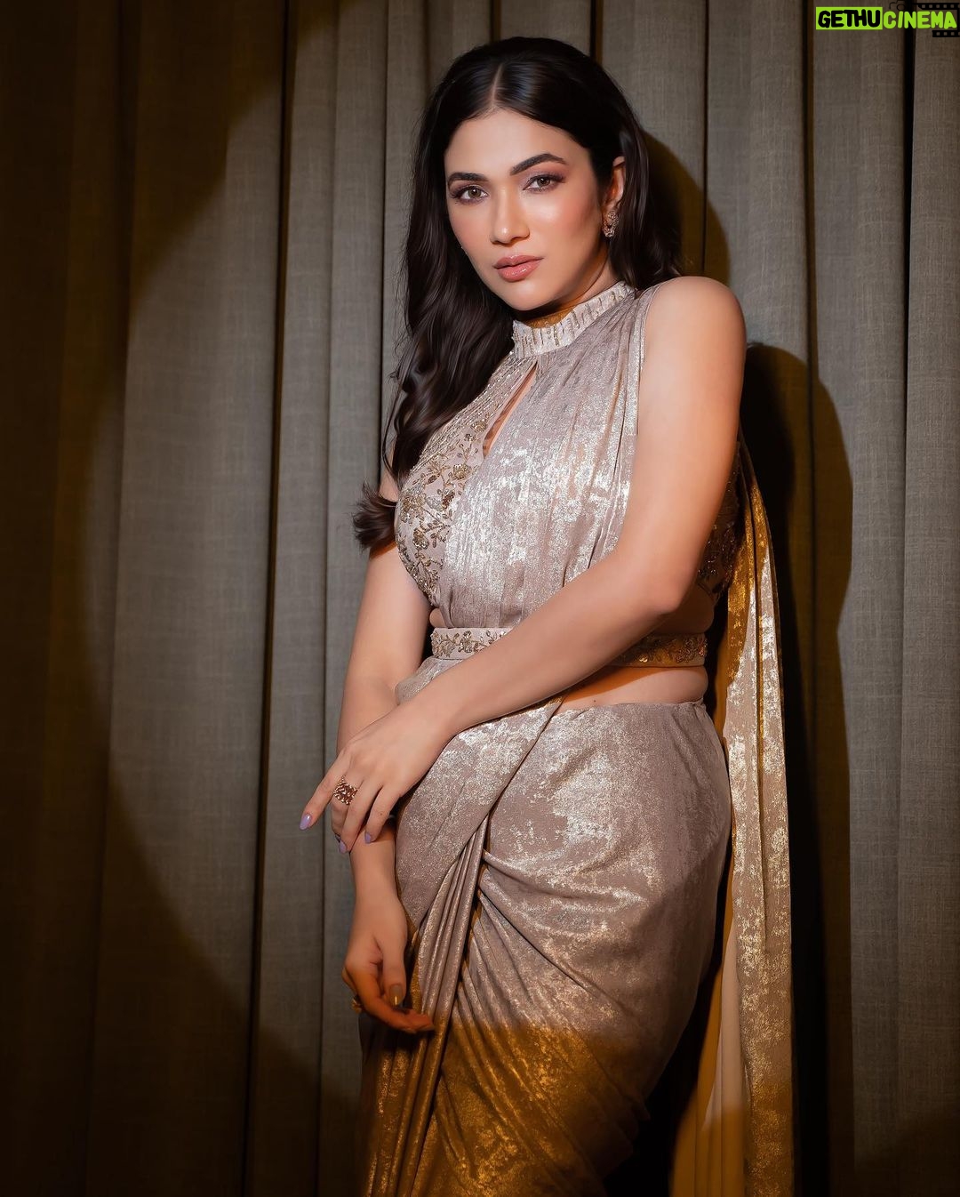 Ridhima Pandit Instagram - “Elegance and grace in the spotlight’s embrace“ . . . Shot by @nikhil.p.sawant Styled by @krishi1606 Wearing @rachitkhannaofficial Accessories @milsilaccessories Makeup: @mua_blissvinali Hair: @makeupby.apurva