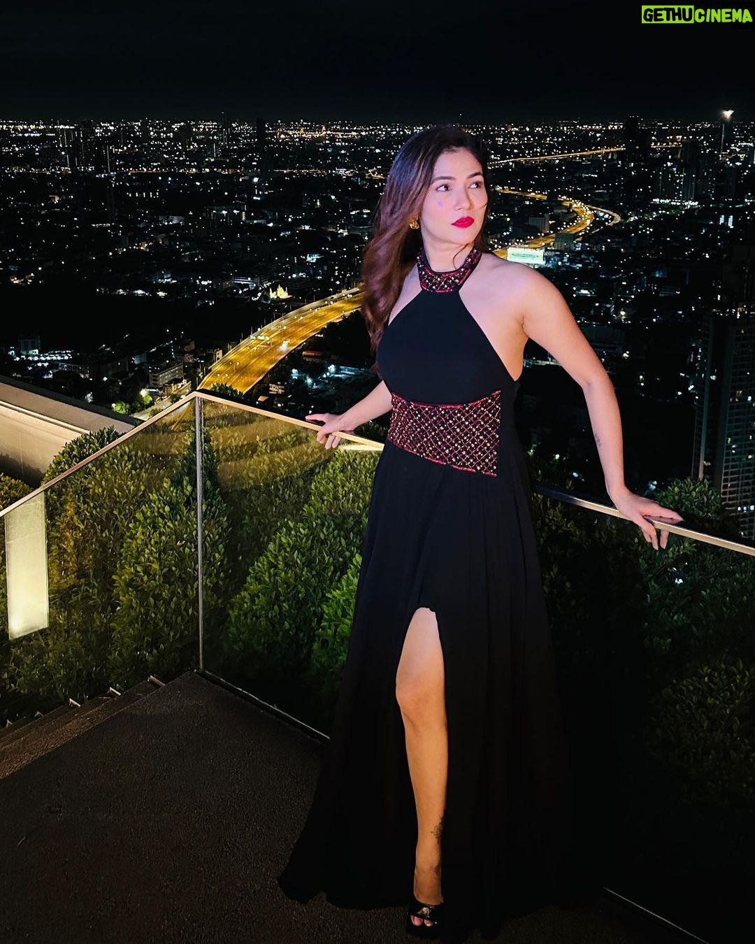 Ridhima Pandit Instagram - “Every skyline tells a story, and the city lights are its words.” ✨✨✨ . . . . Outfit - @alwaysraas @mintmilkpr Earrings - @voycejewellery Styled by @poojagulabani Le Bua State Tower