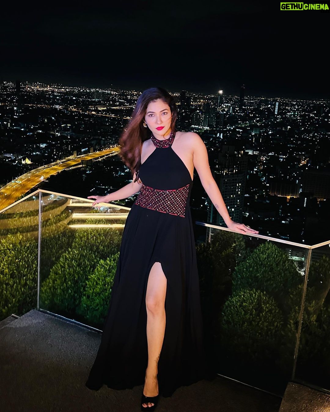 Ridhima Pandit Instagram - “Every skyline tells a story, and the city lights are its words.” ✨✨✨ . . . . Outfit - @alwaysraas @mintmilkpr Earrings - @voycejewellery Styled by @poojagulabani Le Bua State Tower